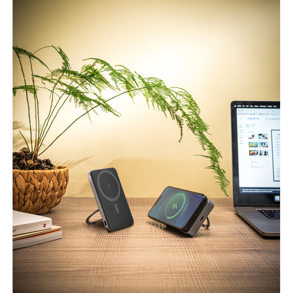 WARSHEL 5. Power bank magnética 5'000 mAh com carregador wireless super rápido 15W em ABS reciclado (100% rABS) com suporte