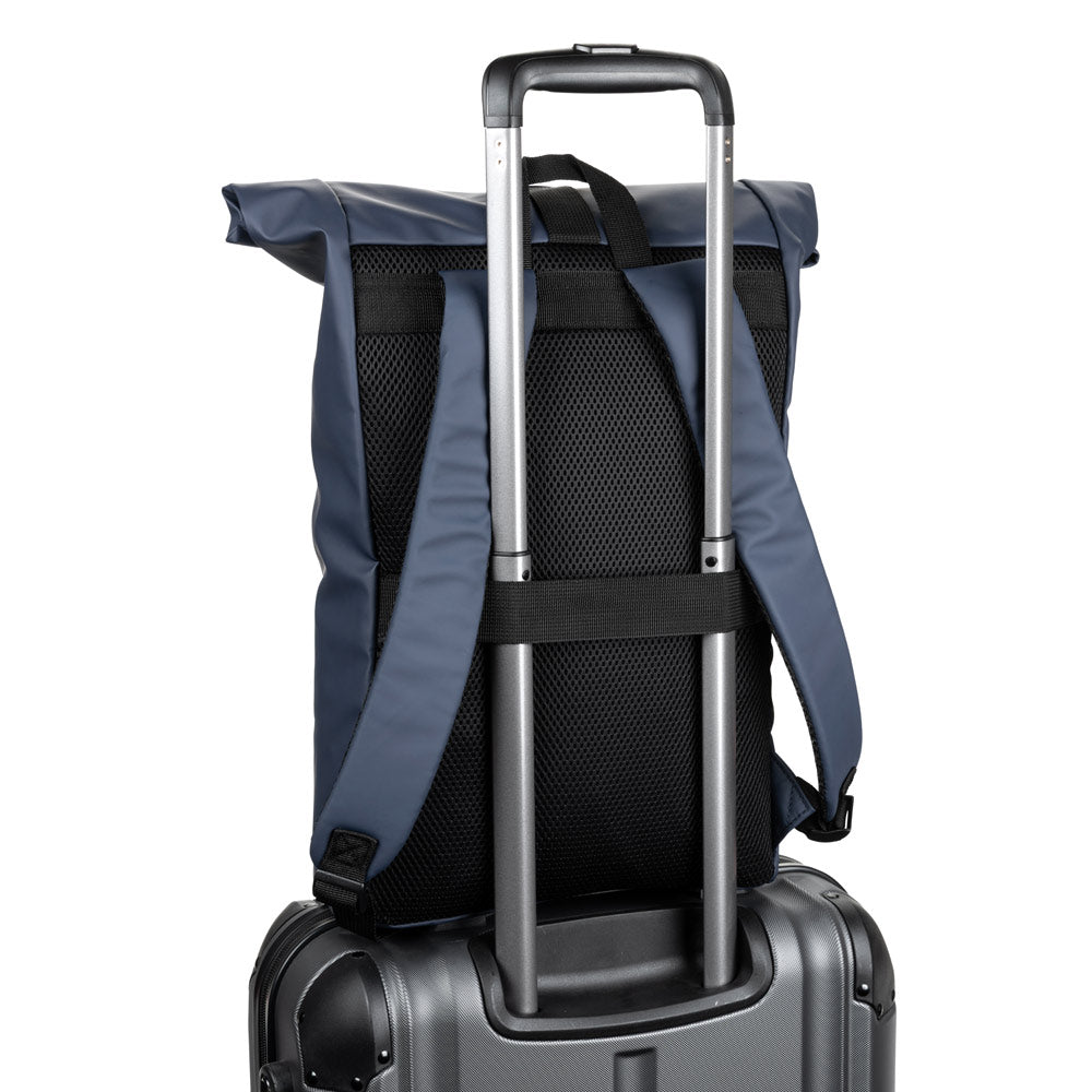 PORTLAND. A mochila "roll top" em PU com bolso para computador portátil 16"