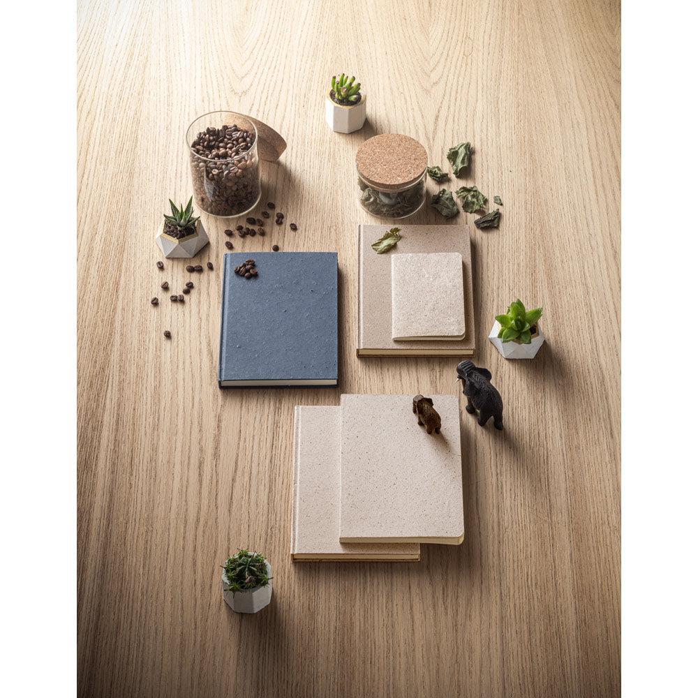 ORGANIC RIGID. Bloco de notas A5 com capa rígida fabricada a partir de matéria orgânica de elefante (80%)