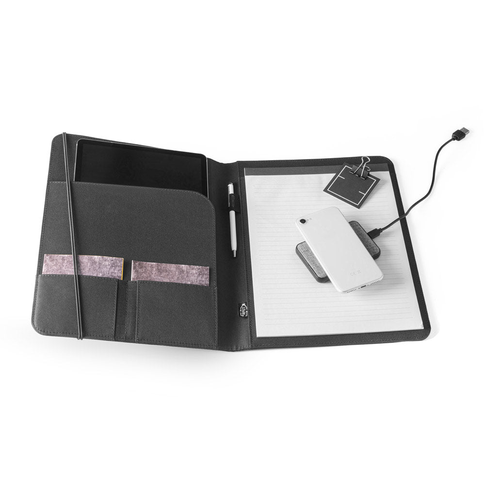 EMERGE FOLDER II. Pasta A4 em poliéster reciclado (100% rPET) 300D com elástico para fecho