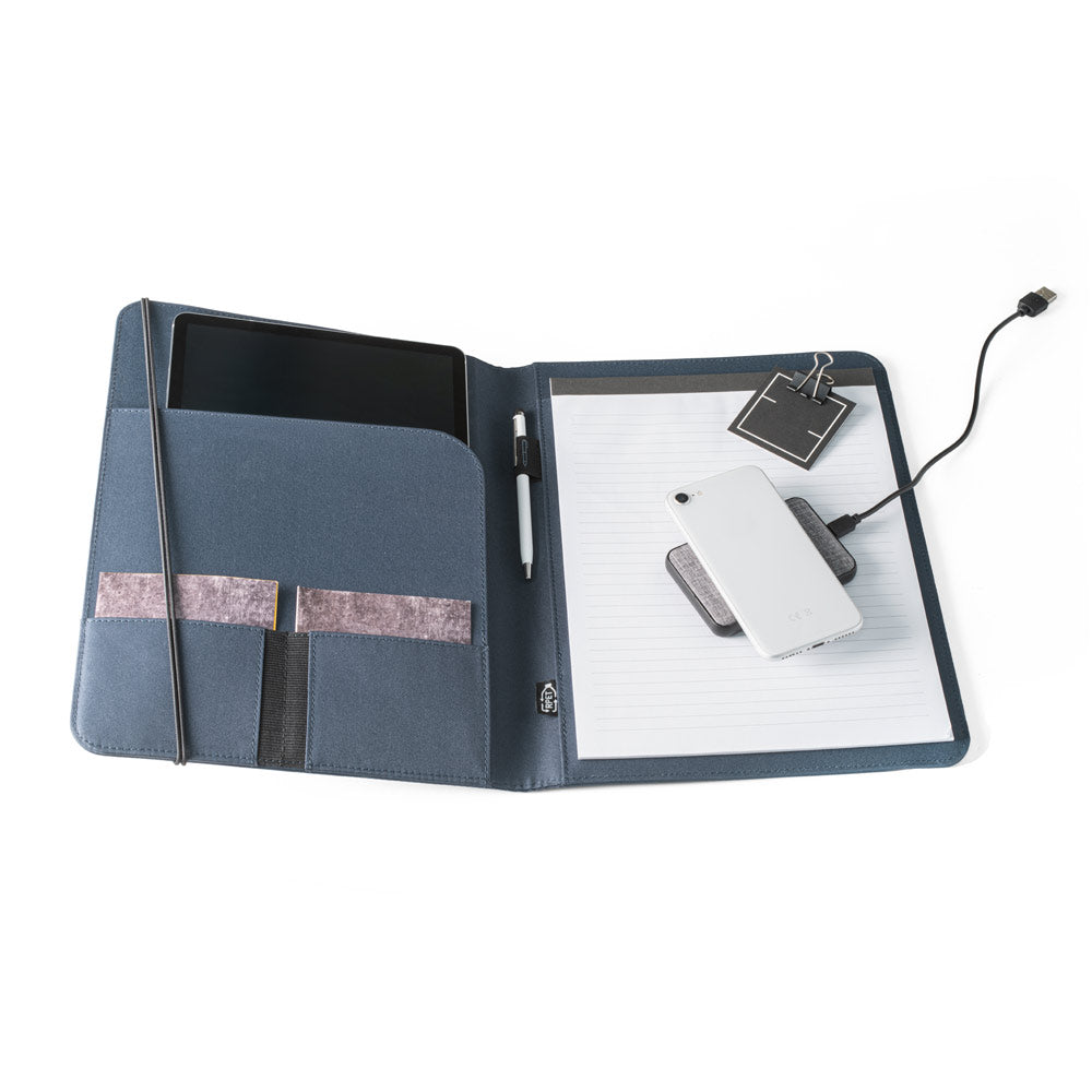 EMERGE FOLDER II. Pasta A4 em poliéster reciclado (100% rPET) 300D com elástico para fecho