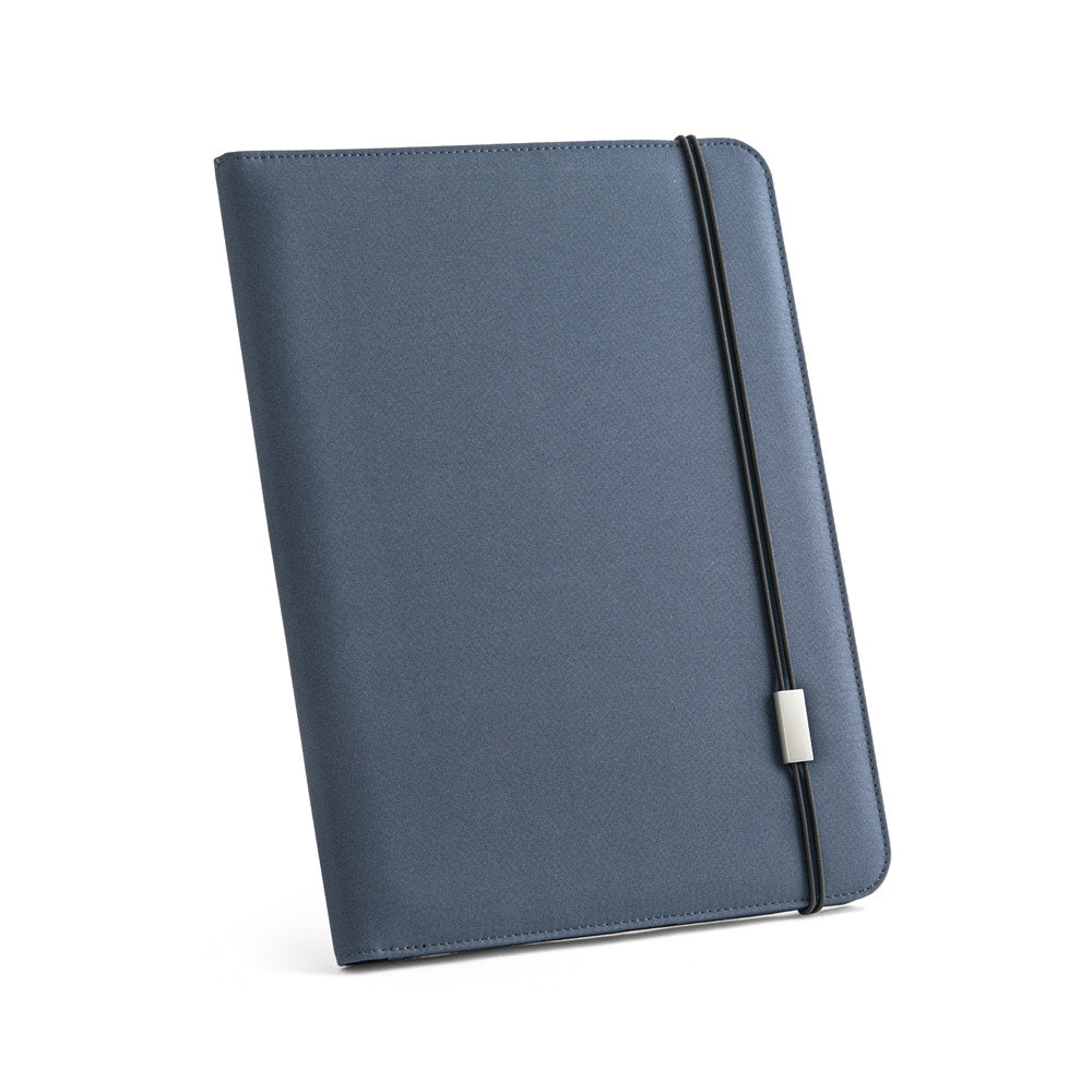 EMERGE FOLDER II. Pasta A4 em poliéster reciclado (100% rPET) 300D com elástico para fecho