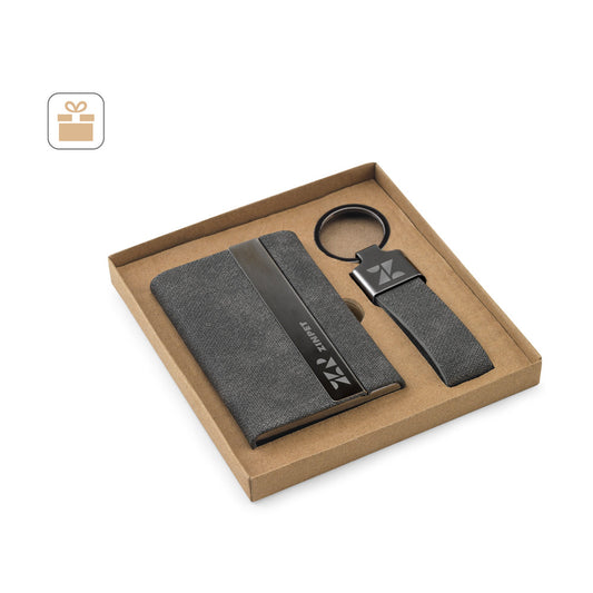 VAUGHN. Conjunto composto por um porta-cartões e porta chaves, ambos em metal e poliéster reciclado (30% rPET)