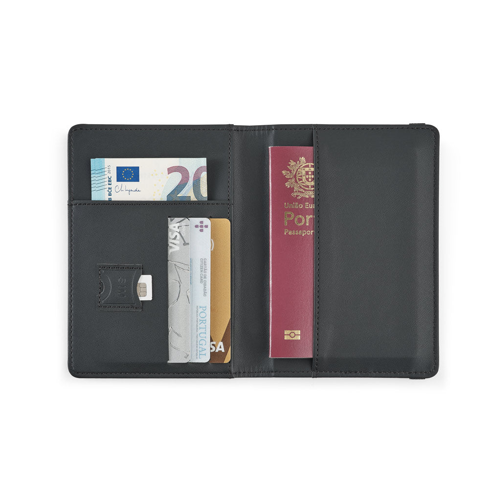 BRAM. Porta passaporte em PU com elástico para fecho e diversos bolsos