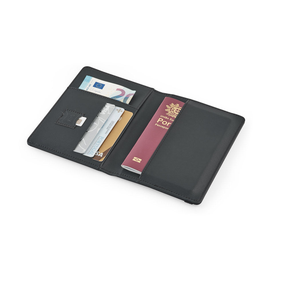 BRAM. Porta passaporte em PU com elástico para fecho e diversos bolsos