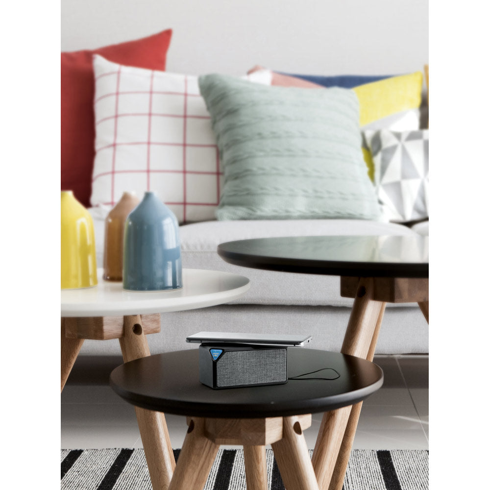 GRUBBS. Coluna de som portátil em ABS com carregamento wireless