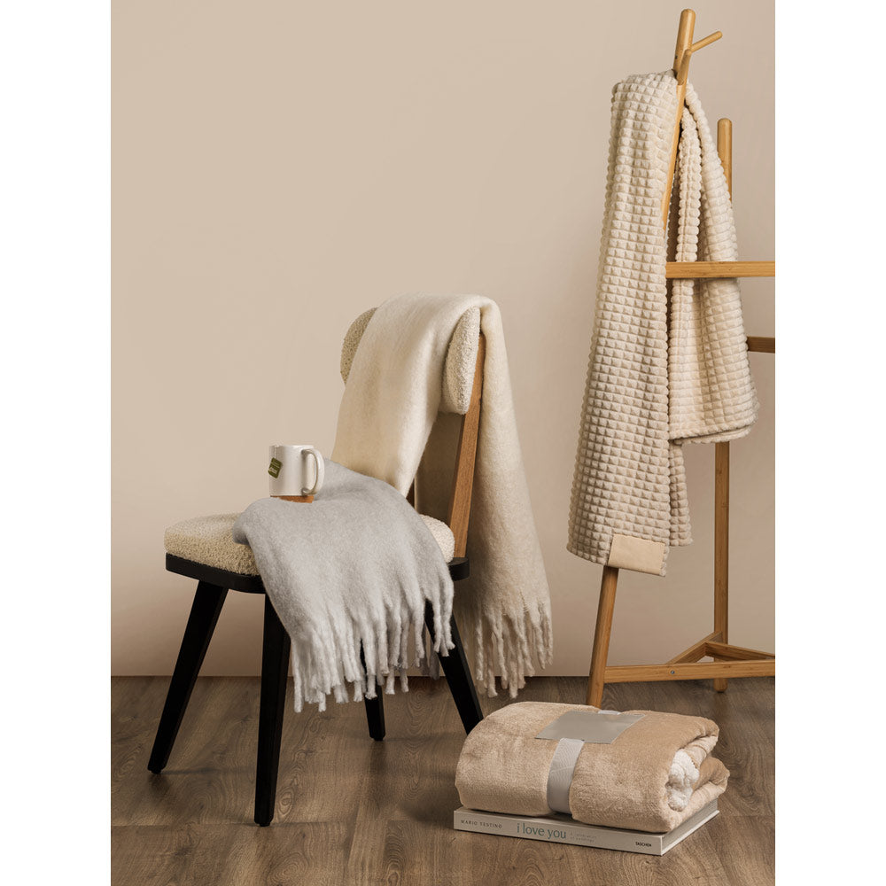 CELINE. Manta em poliéster reciclado (100% rPET) com um detalhe costurado para personalização