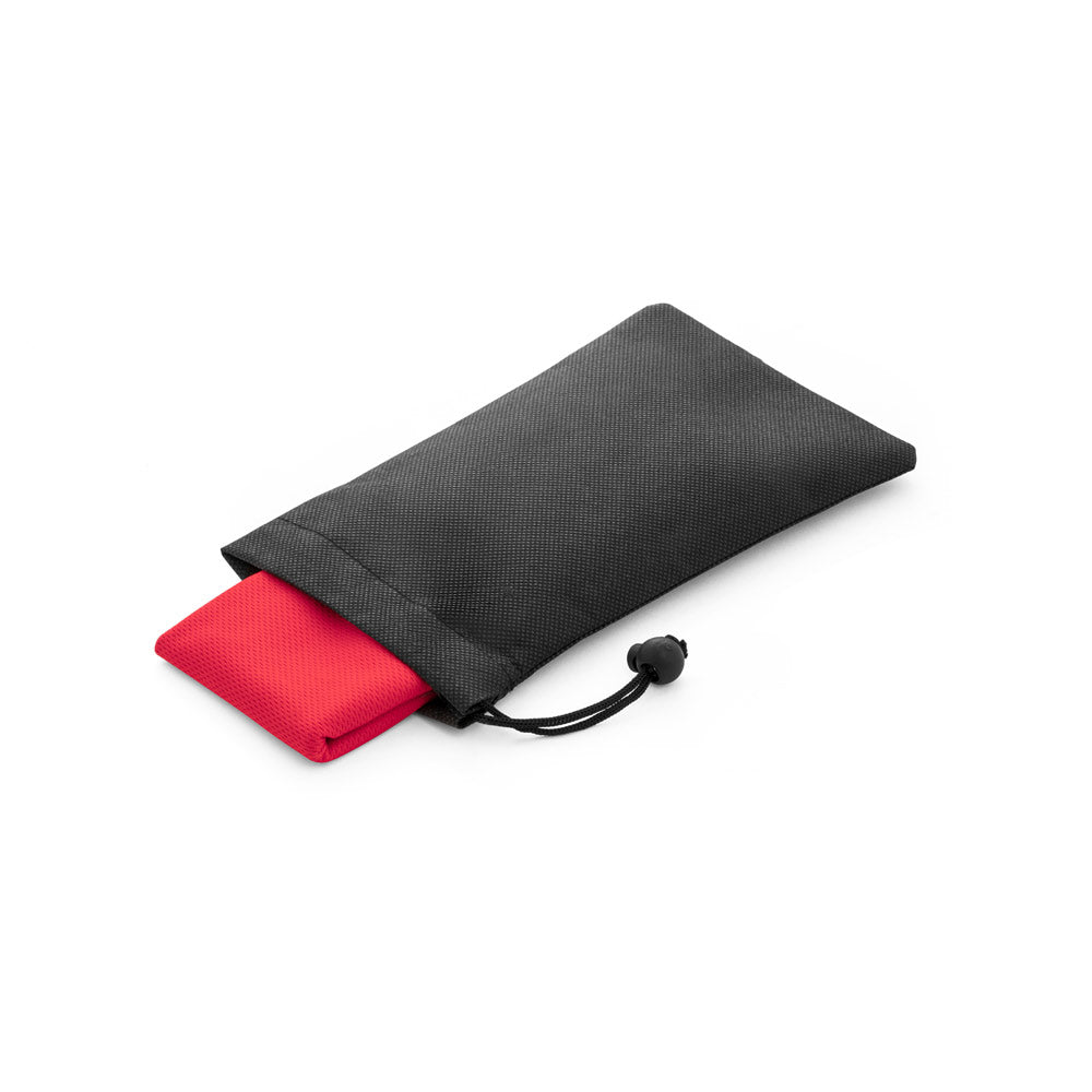 BERNAL. Toalha de desporto refrescante em poliéster reciclado (100% rPET) com bolsa em non-woven