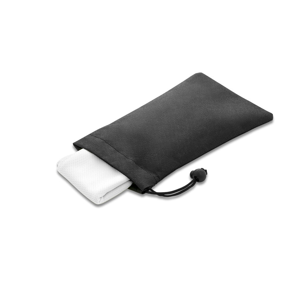 BERNAL. Toalha de desporto refrescante em poliéster reciclado (100% rPET) com bolsa em non-woven