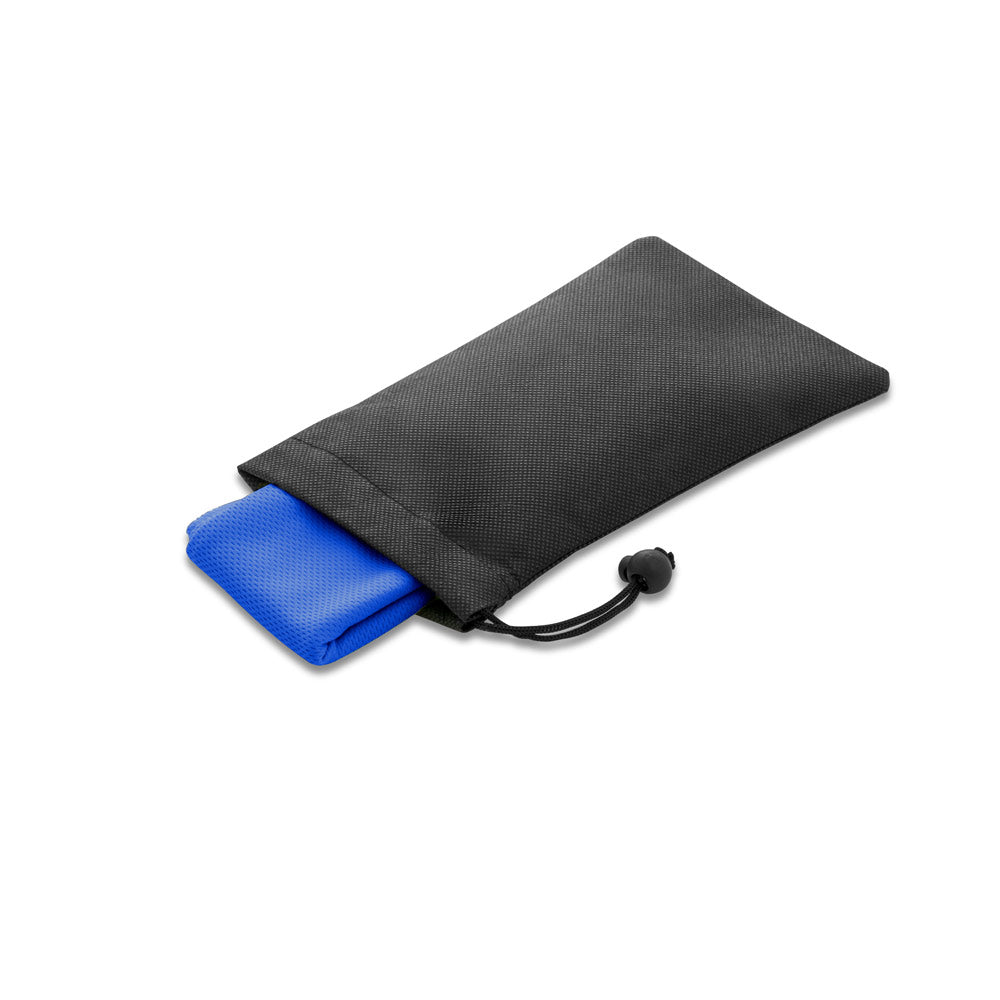 BERNAL. Toalha de desporto refrescante em poliéster reciclado (100% rPET) com bolsa em non-woven