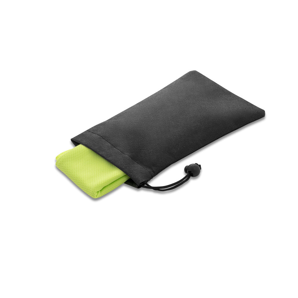 BERNAL. Toalha de desporto refrescante em poliéster reciclado (100% rPET) com bolsa em non-woven