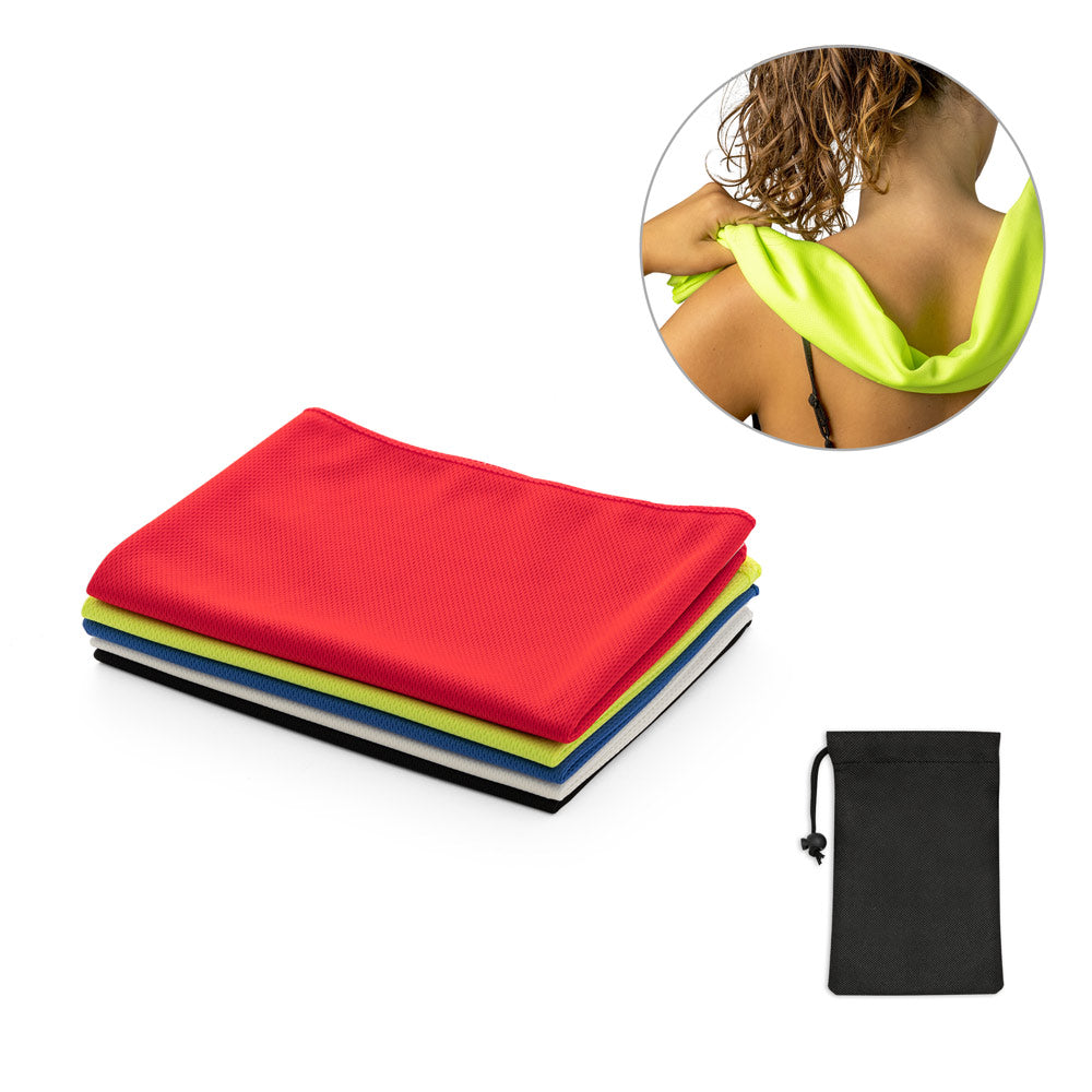 BERNAL. Toalha de desporto refrescante em poliéster reciclado (100% rPET) com bolsa em non-woven