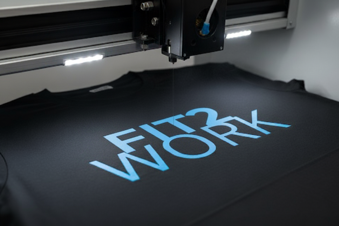 Impressão direta na peça (DTG) do logótipo FIT2WORK numa T-shirt de algodão preta. Esta técnica é perfeita para produções personalizadas, permitindo imagens complexas, cheias de cor e detalhe.