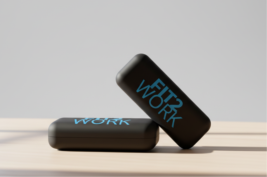 Detalhe da aplicação do logotipo FIT2WORK em caixa através da tecnologia de Impressão UV. Solução ideal para personalizar materiais rígidos, garantindo um acabamento profissional e resistente para merchandising de alta qualidade.